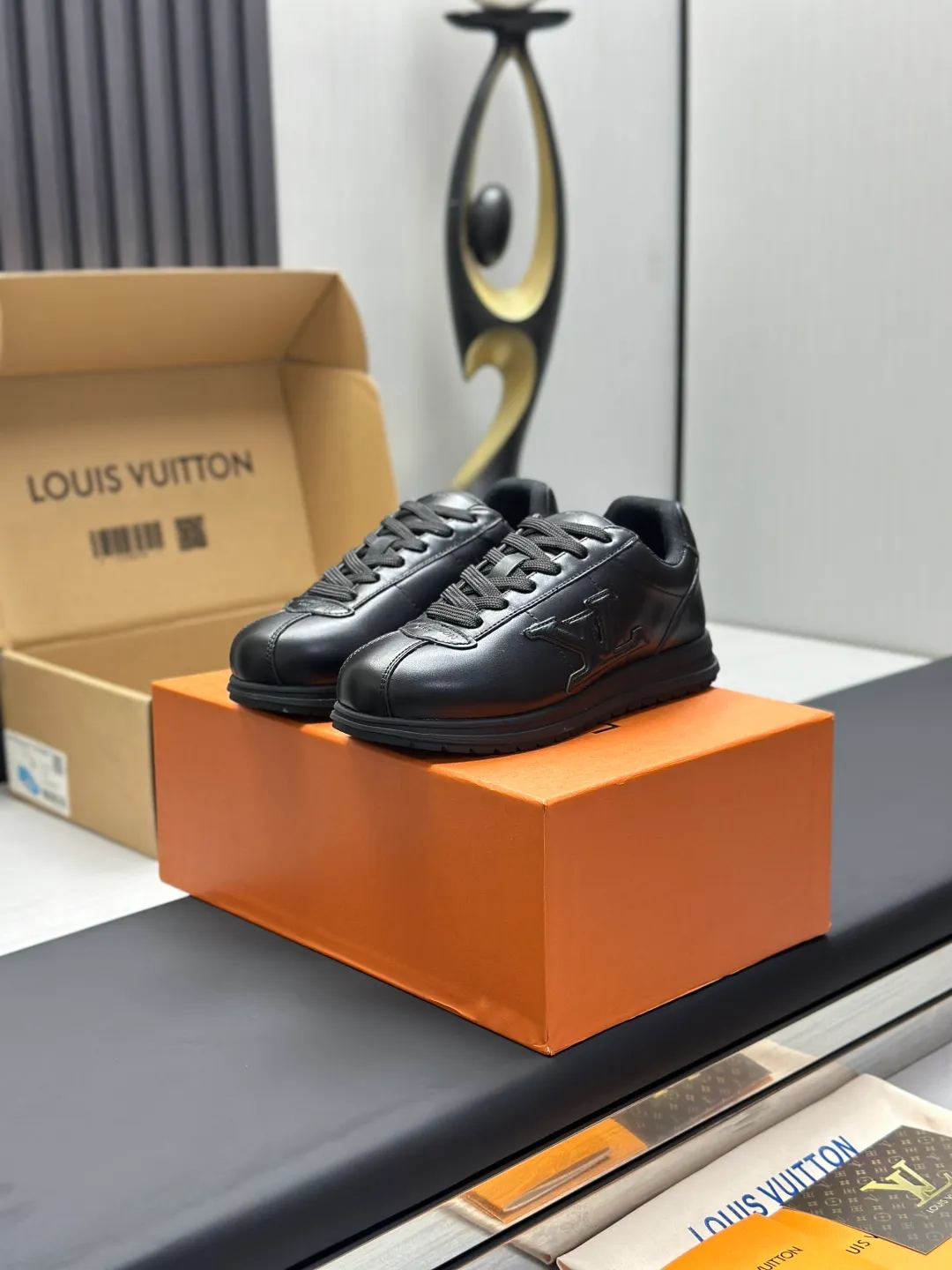 👟👟Ex-factory price 680👟👟 Full set of packaging with airplane box💰Top version LV-Louis Vuitton-classic catwalk new style 1:1 development replica of the original version! ! The upper foot is very comfortable. It is made of luxurious materials and fine workmanship. The midsole is printed with English letters "Made in Europe". The upper is made of calfskin imported from Italy. The side is decorated with the brand's LOGO and signature. The latest latex foot pads and mesh lining make the foot feel super comfortable. The original two-color TPU combination outsole is specially provided by the original factory. Bag technology Goodyear stitched edges Fabric: Exclusive customized first-layer cowhide Accessories: Exclusive private model Vuitton logo, lining: Customized silk mesh lining - first-layer silk cowhide lining Outsole: TPU combination outsole wear-resistant, non-slip and anti-yellowing Foot pads: new latex pads-mesh sweat-absorbent Counter technology: fully computerized sewing machine wire drawing Toe box back cover Hot and cold shaping Full set of pull-top lasts with medium and low logo patterns Special counter packaging - shoelaces, certificate, card, instructions, certificate of quality, dust bag, the most complete packaging on the entire network, women's 35-40 men's 38-46 (38/46 customized, non-refundable! GD9916